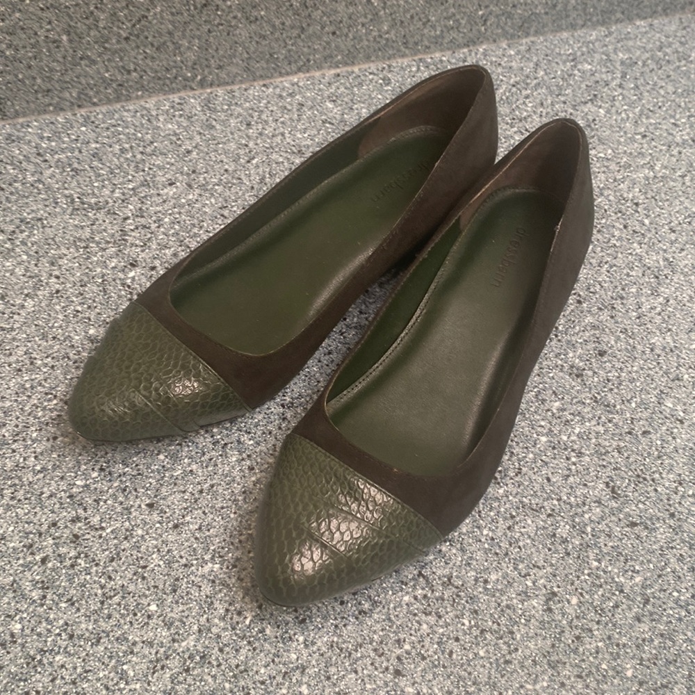 Green Women’s Flats size 6 (Gently Used)